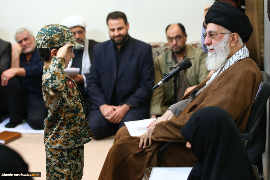 قائد الثورة: نفخر بشهداء الدفاع عن مراقد اهل البیت (ع)  2