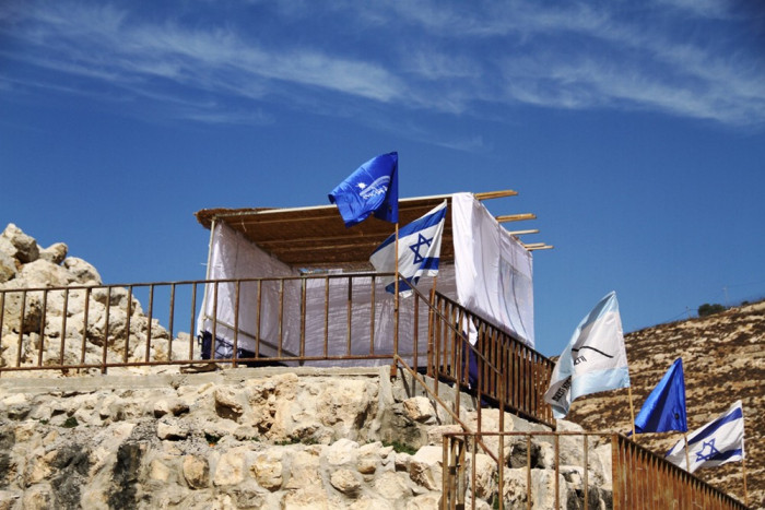 مستوطنون یزعمون شراء أرض من فلسطینیین قرب عمونة