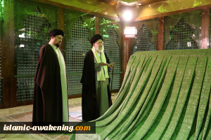 قائد الثورة الاسلامیة یزور مرقد الإمام الخمینی (ره) وشهداء الثورة الإسلامیة