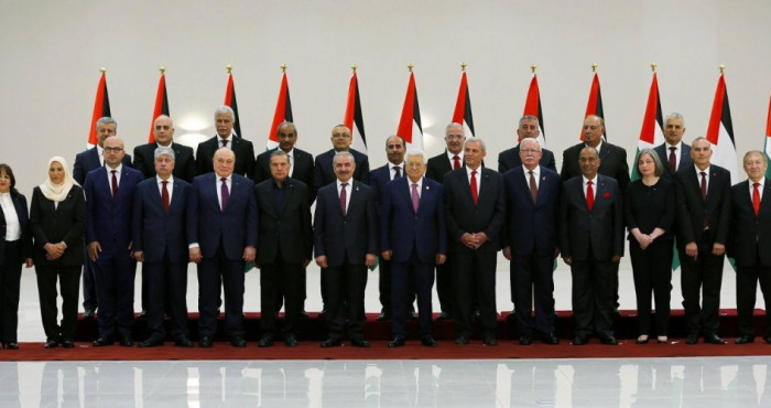 حکومة اشتیة تؤدی الیمین القانونیة أمام عباس