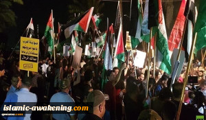 متظاهرون غاضبون یقتحمون السفارة البحرینیة فی بغداد ویرفعون العلم الفلسطینی فوقها