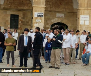 متطرفون یقتحمون باحات الاقصى