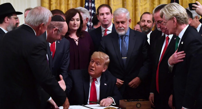 أعضاء مجلس الشيوخ الأمريكي يهاجمون ترامب