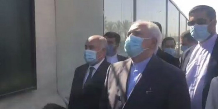 ادای احترام و قرائت فاتحه ظریف و هیأت همراه در محل شهادت سردار شهید در نزدیکی فرودگاه بغداد