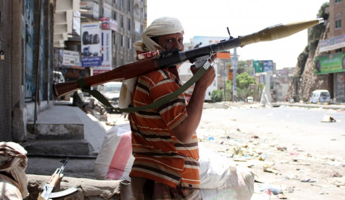 موقع بریطانی: الإمارات تشتری ولاءات الفقراء فی تعز الیمنیة بالمال