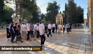 مجموعات من المستوطنین تواصل اقتحام الأقصى لاقامة طقوس یهودیة