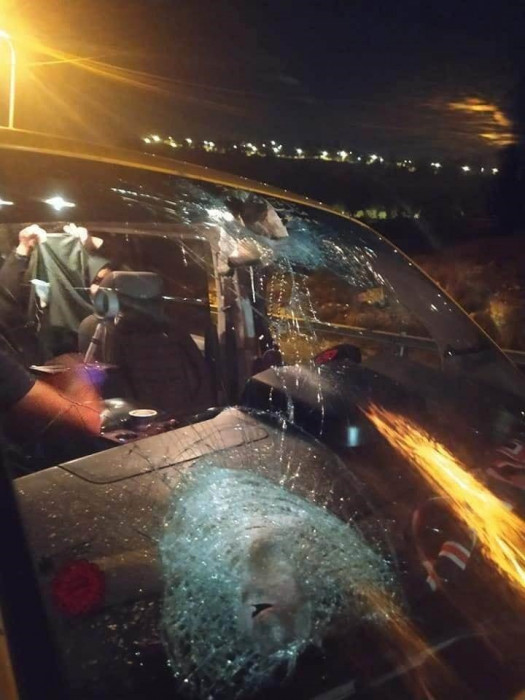 مستوطنون یعتدون بالحجارة على سیّارة فلسطینیین فی رام الله