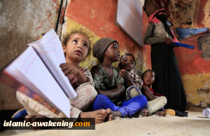 السعودیة تقتل الطفل الیمنی بیدٍ وبالأخرى تنتشله من الجهل... على ماذا تشکرها 