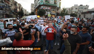 الفلسطینیون بالضفة یحرقون صور ماکرون تندیدا بالإساءة للنبی الاکرم (ص)