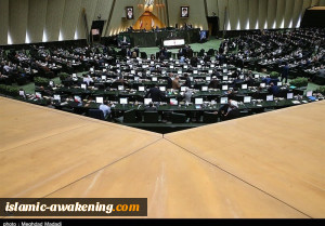 البرلمان الایرانی یلزم منظمة الطاقة الذریة الإیرانیة بزیادة إنتاج وتخزین الیورانیوم المخصب