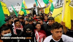 مئات الفلسطینیین یخرقون الإغلاق لیشارکوا بجنازة طفل فلسطینی استشهد برصاص الاحتلال