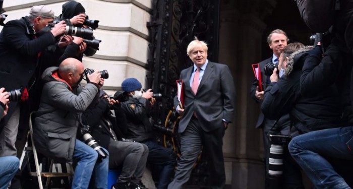 Fears of chaotic Brexit rise as Johnson heads for last supper in Brussels