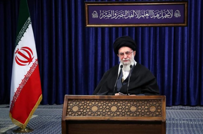 قائد الثورة الإسلامیة: على القوى الغربیة رفع الحظر.. ومن حقنا صنع قوة ردعیة