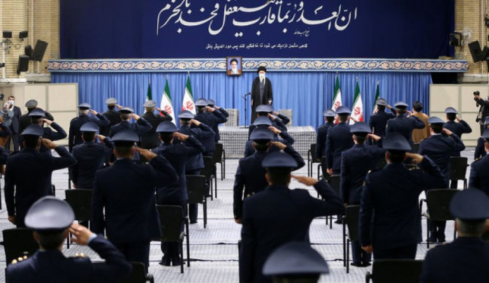 السید علی الخامنئی یستقبل حشدا من قادة وکوادر القوة الجویة